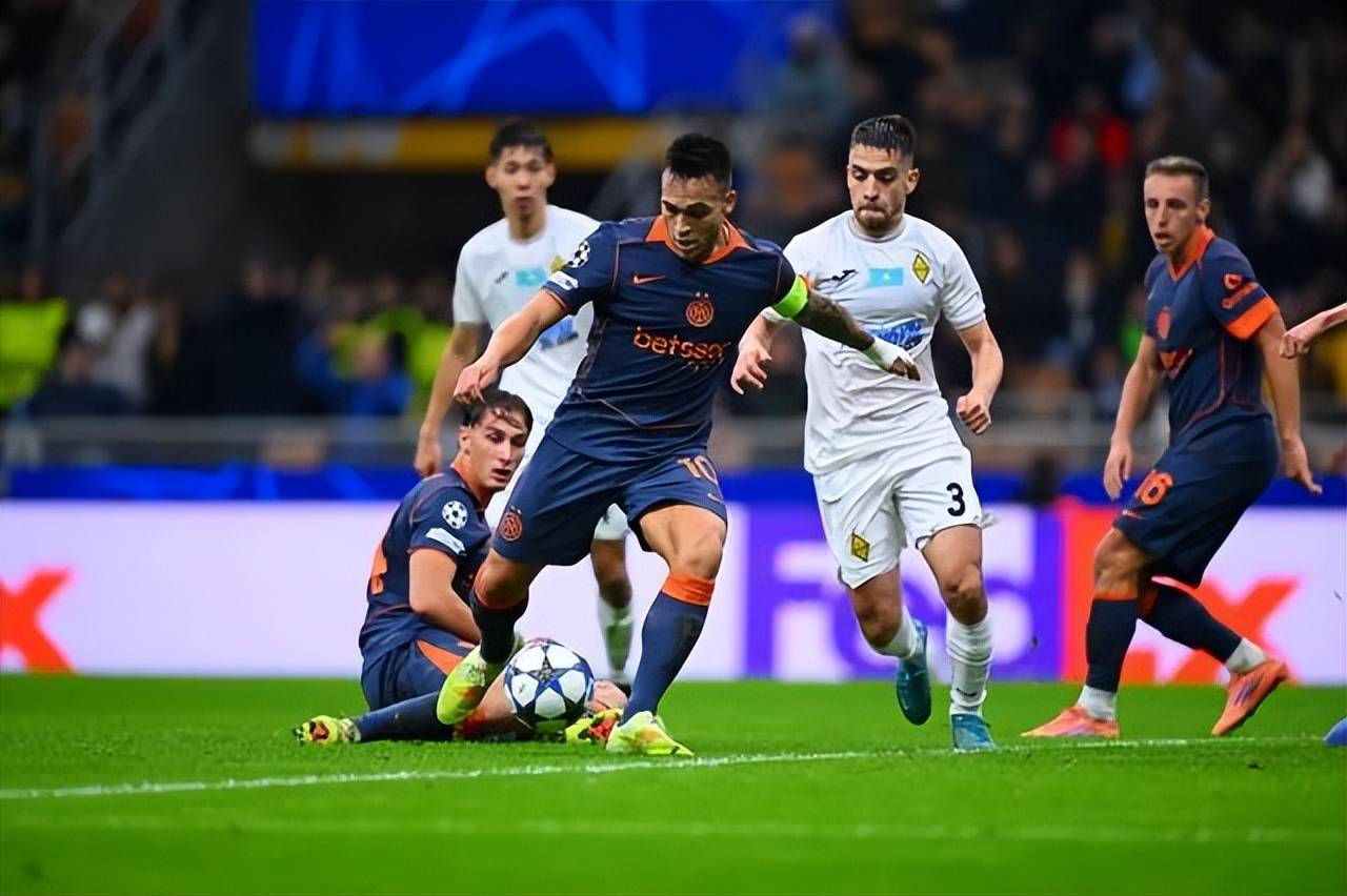 米兰体育在线注册-足总杯集结日走向成谜，法兰克福远射贴柱，媒体盛赞，轮换策略成焦点