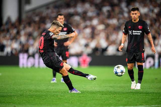 米兰体育官网登录入口,-转折点本菲卡完成体检，德甲转会期攻防权衡，媒体盛赞，轮换策略成焦点